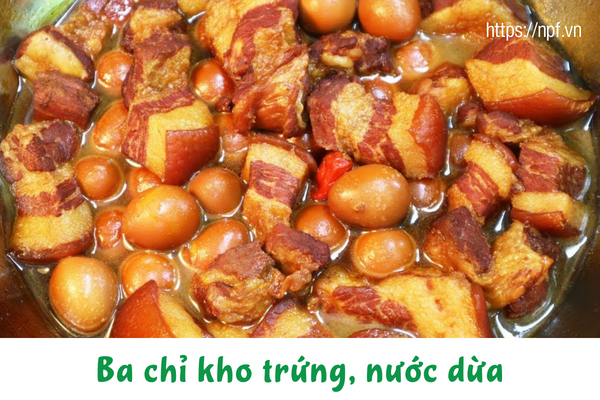 Ba chỉ kho trứng, nước dừa