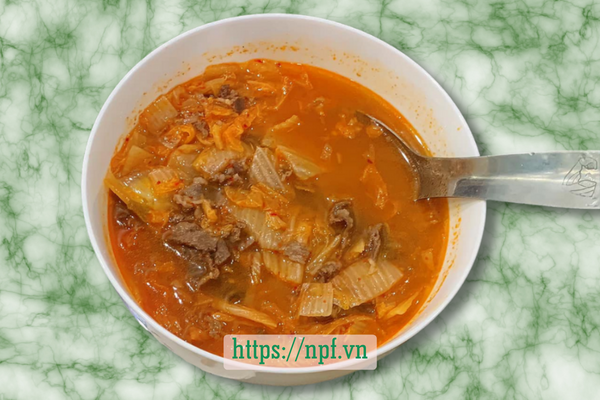 Canh bò nấu kim chi