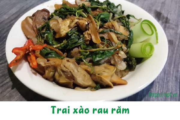Trai xào rau răm