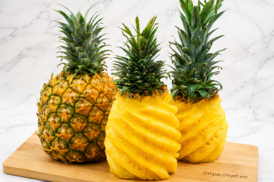 Dứa chín gọt vỏ